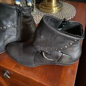 Very nice womens boots, size 71/2 black leather
